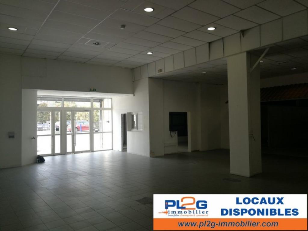 Murs commerciaux libres à Istres 440m² avec parking