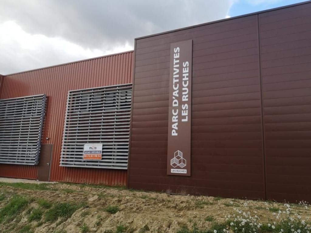 Entrepôt avec bureau d'accompagnement proche Aix