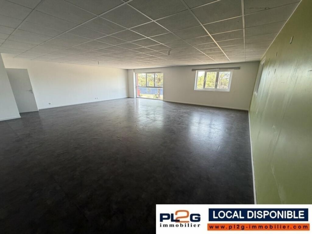 Entrepôt à louer à Signes 435m²