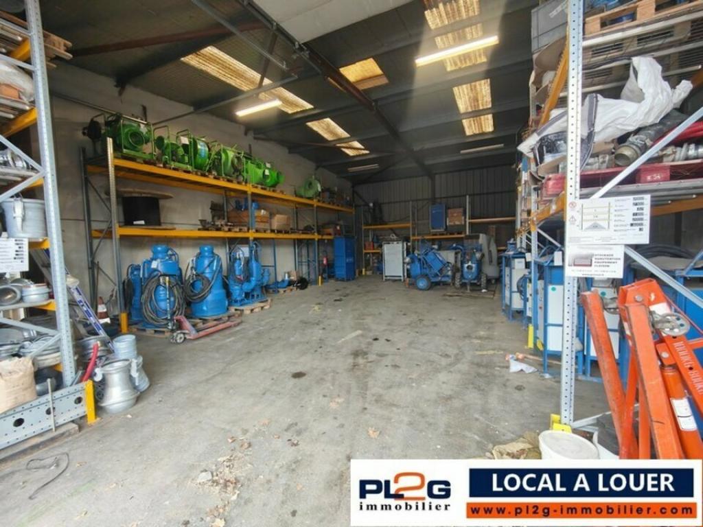 Location entrepôt avec bureaux et parking proche Vitrolles